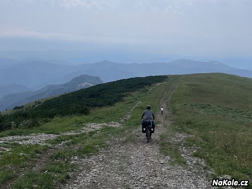 Přechod přes Krížnu (1574 m n. m.) v Národním parku Velká Fatra.