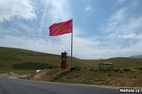Památník jejich bájného hrdiny Manáse s kyrgyzskou vlajkou